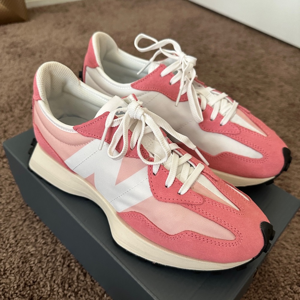EUC New Balance 327 in Pink - Size 9 W